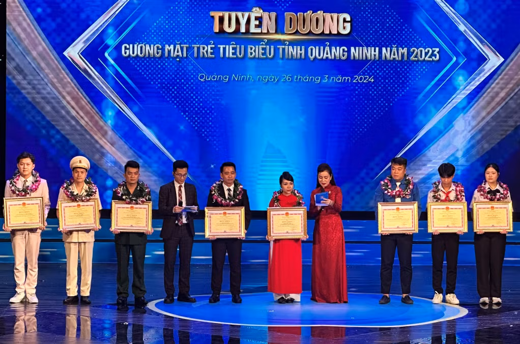Chị Phạm Thiên Trang (thứ 5, phải sang) được tuyên dương “Gương mặt trẻ tiêu biểu tỉnh Quảng Ninh năm 2023”. Ảnh: Tỉnh Đoàn.