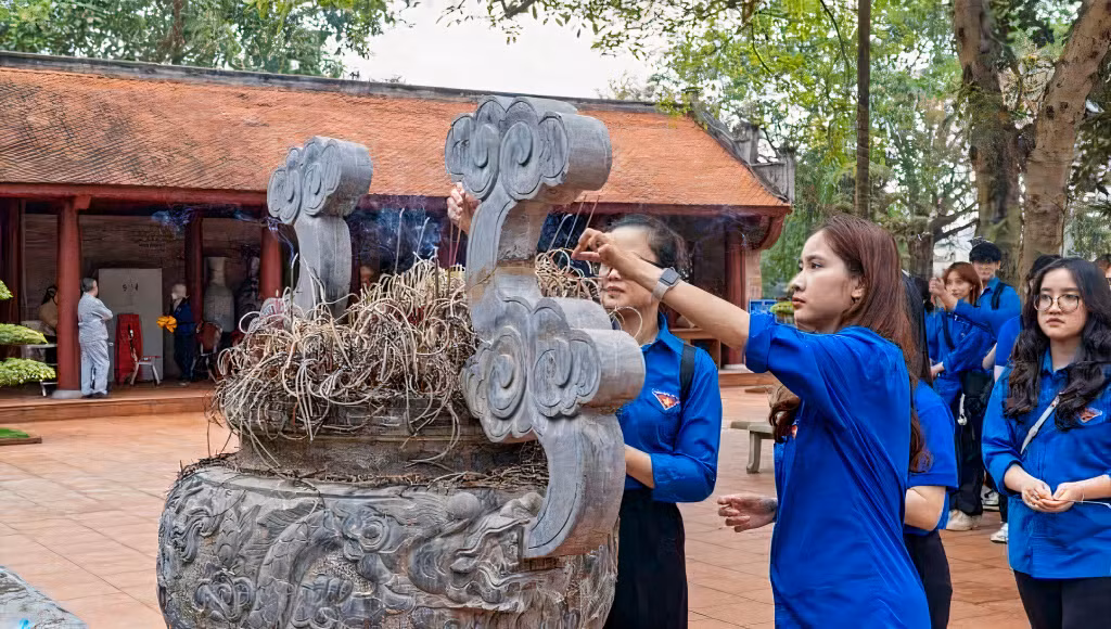 ĐVTN trường Đại học Hạ Long dâng hương tại khu di tích lịch sử Pò Hèn (xã Hải Sơn, TP Móng Cái).