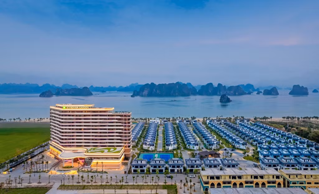 Vị trí đắc địa của Wyndham Garden Sonasea Vân Đồn bên Vịnh Bái Tử Long huyền thoại