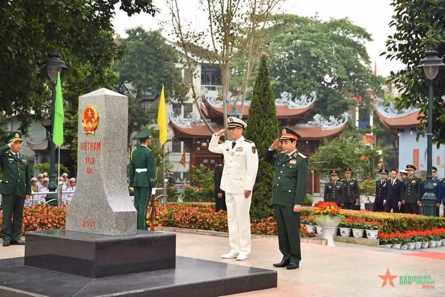 Bộ trưởng Phan Văn Giang và Bộ trưởng Đổng Quân chào cột mốc biên giới tại Cửa khẩu quốc tế Lào Cai. Ảnh: TRỌNG HẢI