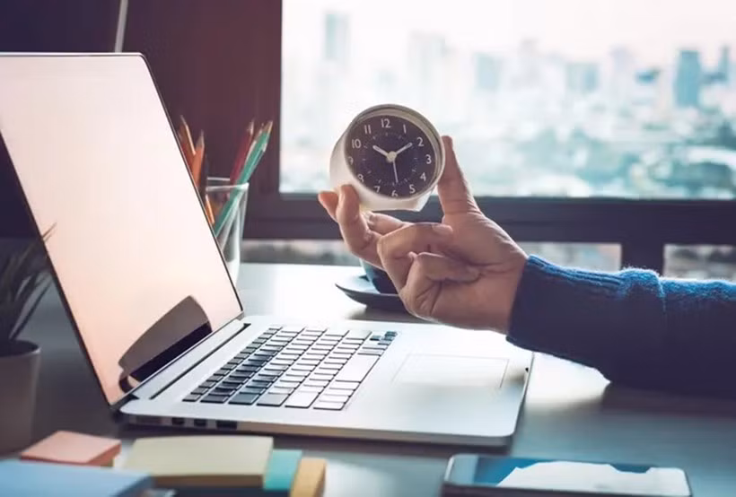 Đối với những công việc đòi hỏi sự tập trung cao độ, đừng ngại tắt email hoặc thông báo tin nhắn tức thời, đặt điện thoại thông minh ở chế độ im lặng. (Ảnh: ITN)