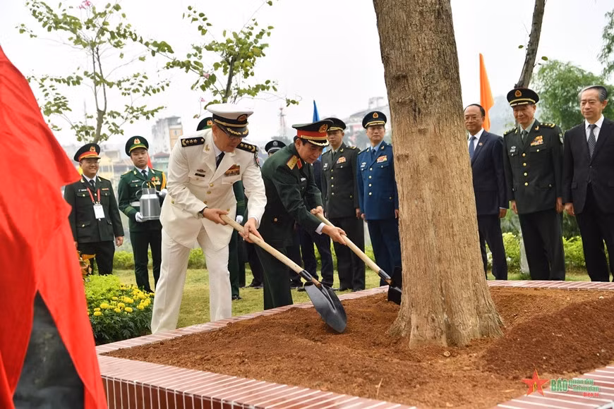 Bộ trưởng Phan Văn Giang và Bộ trưởng Đổng Quân trồng cây hữu nghị biên giới Việt Nam-Trung Quốc tại Cửa khẩu quốc tế Lào Cai. Ảnh: TRỌNG HẢI