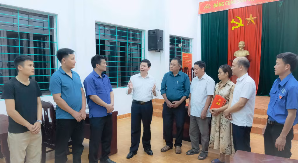 Lãnh đạo huyện Ba Chẽ trao đổi với cán bộ, đảng viên thôn Pha Lán, xã Thanh Lâm. Ảnh: Trung tâm TT-VH Ba Chẽ