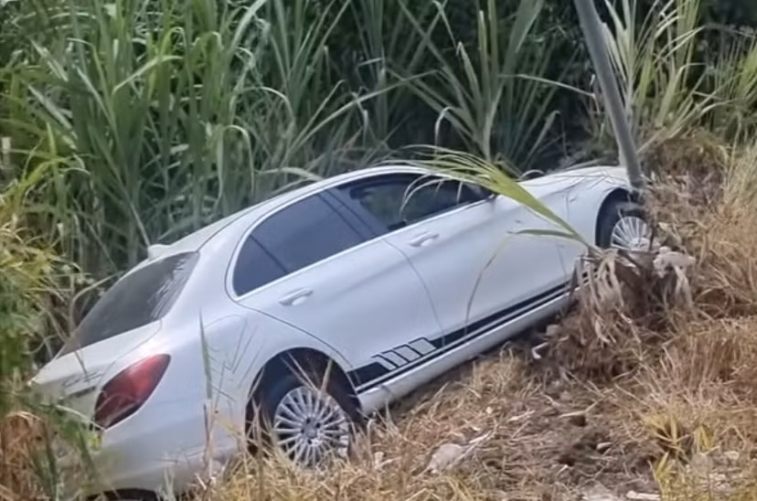 Chiếc Mercedes lao xuống vệ đường sau cú va chạm.