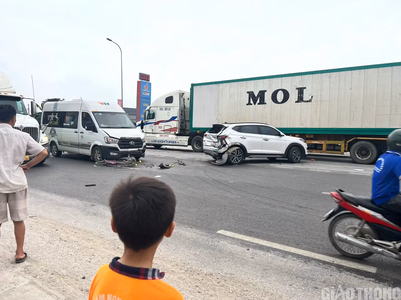 Hiện trường xảy ra vụ TNGT liên hoàn giữa bốn xe ô tô khiến hai học sinh bị thương.