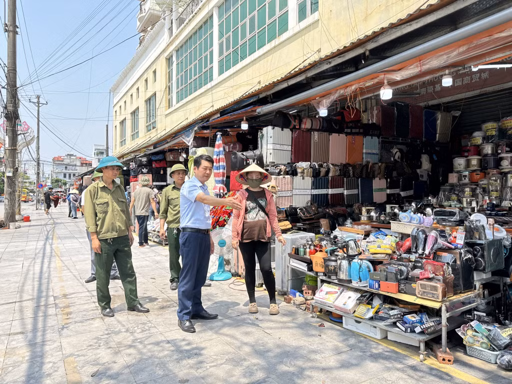 Ông Nguyễn Trung Đảng, Phó chủ tịch UBND phường Trần phú tuyên truyền về đảm bảo trật tự đô thị cho các cơ sở kinh doanh.