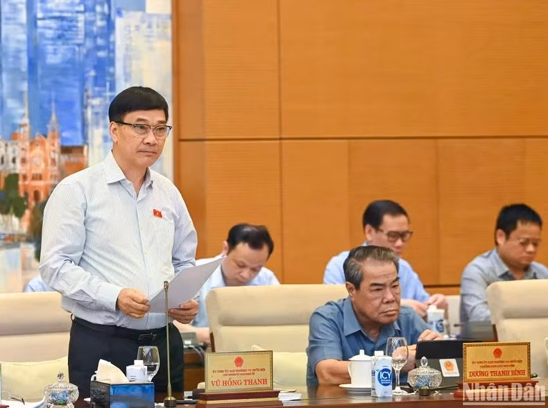 Chủ nhiệm Ủy ban Kinh tế của Quốc hội Vũ Hồng Thanh báo cáo thẩm tra sơ bộ dự án Luật. (Ảnh: DUY LINH)
