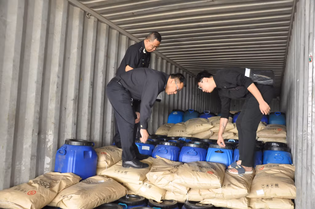 Cán bộ Chi cục Hải quan cửa khẩu Móng Cái giám sát hàng hóa tại bãi kiểm hóa cầu Bắc Luân II