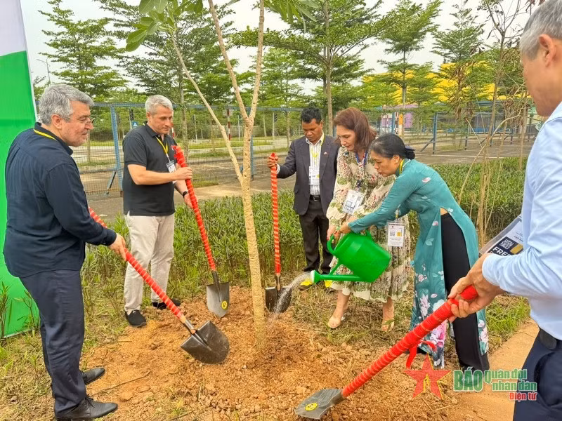 Các nhà ngoại giao tham gia trồng cây tại khu Vườn Ngoại giao.