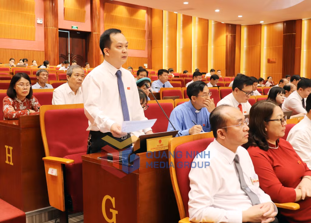 Đại biểu Vũ Đình Nhân, tổ đại biểu TP Cẩm Phả phát biểu thảo luận tại kỳ họp.