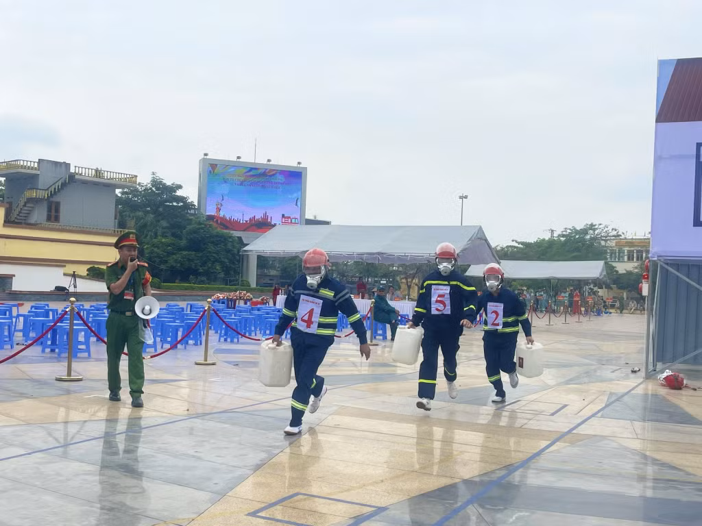 Các đội tham gia phần thi lý thuyết với những phần thực hành các kỹ năng, kỹ thuật PCCC và CNCH trong tình huống cháy tại hộ gia đình.