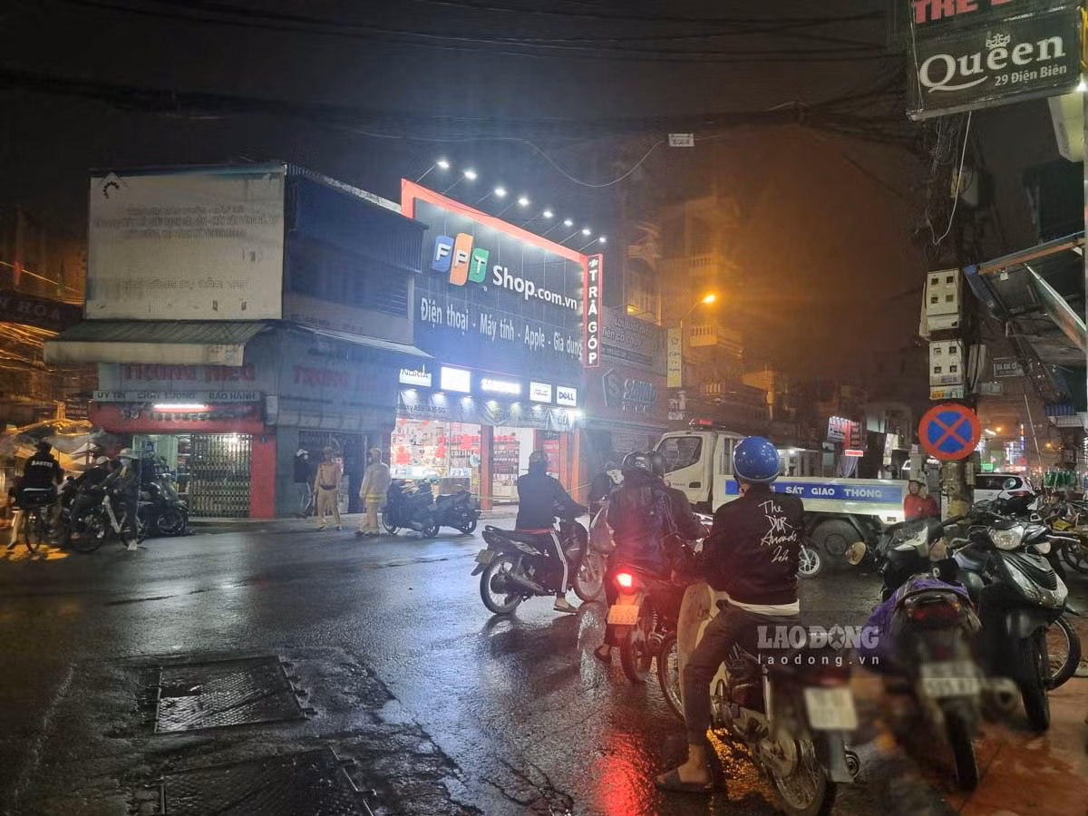 Lực lượng chức năng cấm đường để bảo vệ hiện trường. Ảnh: Hà Vi