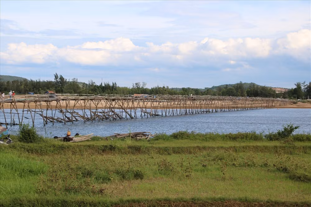 Cầu gỗ ông Cọp do ông Nguyễn Phước Thọ (TP.Nha Trang, tỉnh Khánh Hòa) tự bỏ tiền ra đầu tư Ảnh: Ảnh: Đ.Phùng