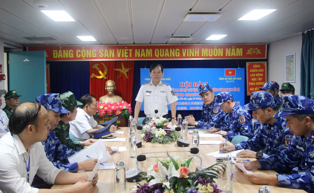 Thiếu tướng Trần Văn Thơ, Tư lệnh Vùng Cảnh sát biển 1, quán triệt một số nhiệm vụ tuần tra liên hợp đối với biên đội tàu cảnh sát biển.