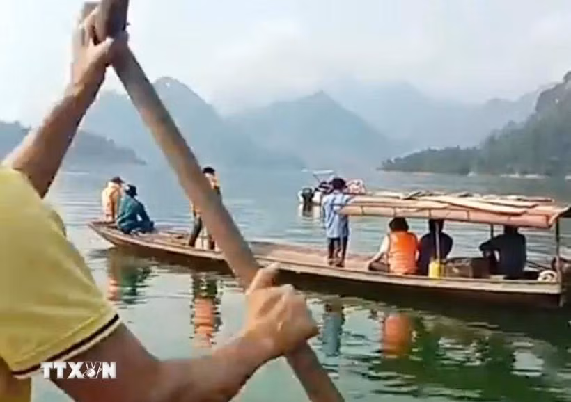 Các lực lượng chức năng cùng người dân tham gia tìm kiếm người mất tích trên lòng hồ Thủy điện Sơn La. (Ảnh: TTXVN phát)