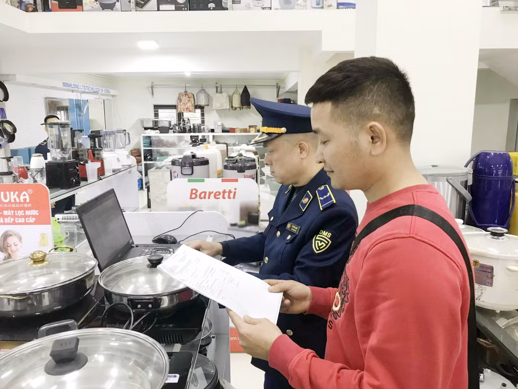 Cán bộ Đội QLTT số 8 tuyên truyền, phổ biến các quy định của pháp luật về kinh doanh, thương mại cho 1 hộ kinh doanh trên địa bàn.