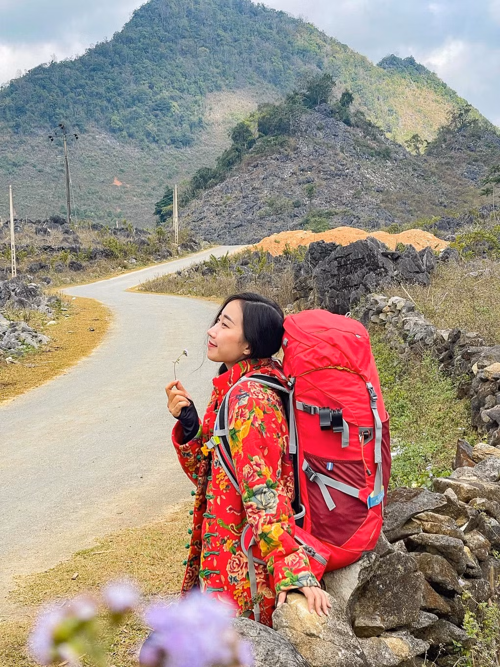 Du khách tham quan Điện Biên (Ảnh: Dang Thuy Duong).