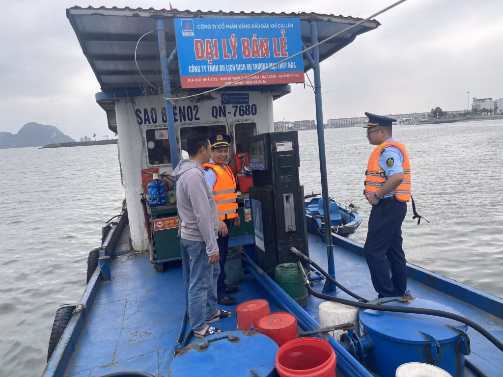 Đội Quản lý thị trường số 1 (Cục QLTT tỉnh) kiểm tra, phát hiện tàu chở dầu kinh doanh xăng dầu tại khu vực Cảng tàu khách quốc tế Tuần Châu không đúng với địa chỉ ghi trong giấy chứng nhận cửa hàng đủ điều kiện bán lẻ xăng dầu.