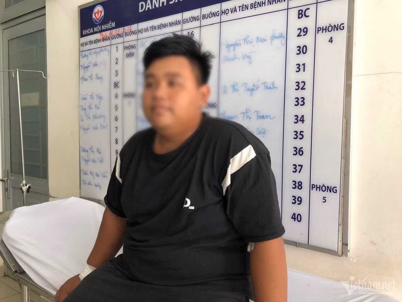 Bệnh nhân N.V.Đ tỉnh táo tại Bệnh viện Trưng Vương trưa 11/4. Ảnh: B.D.