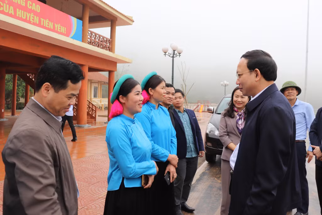 Đồng chí Nguyễn Xuân Ký, Ủy viên Trung ương Đảng, Bí thư Tỉnh ủy, Chủ tịch HĐND tỉnh, trò chuyện, thăm hỏi đời sống của nhân dân xã Đại Dực (huyện Tiên Yên). Ảnh: Thu Chung