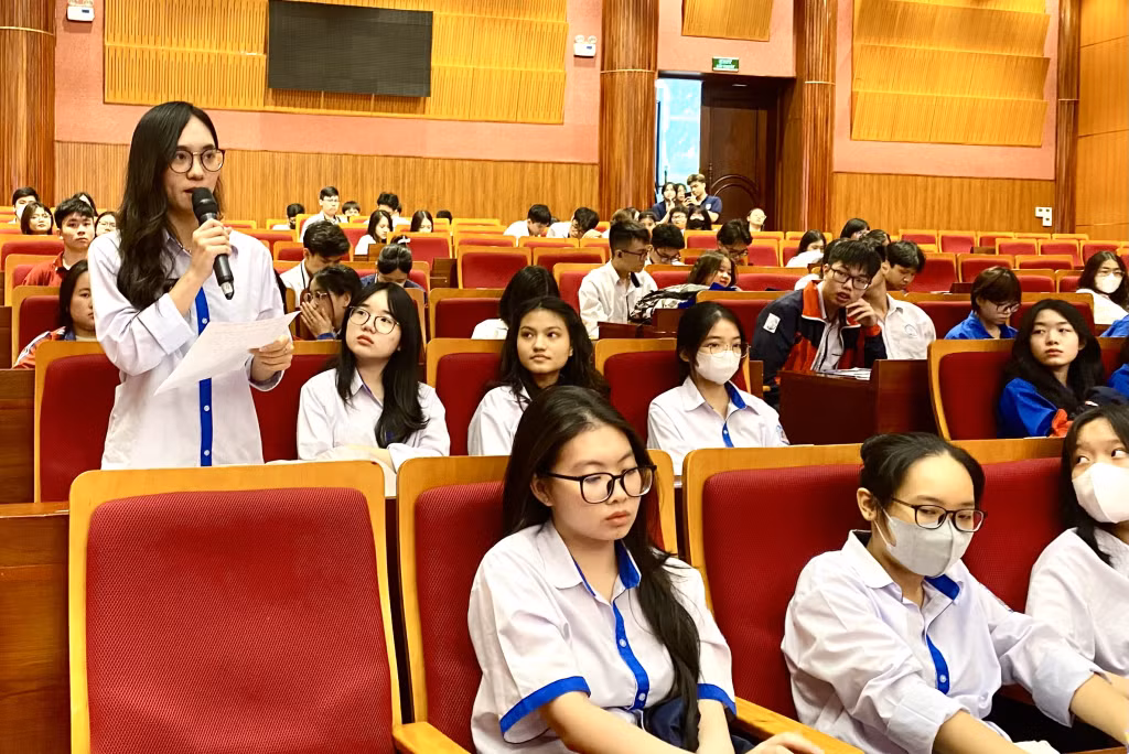 Học sinh ở điểm cầu trung tâm gửi câu hỏi đến Ban Tổ chức.