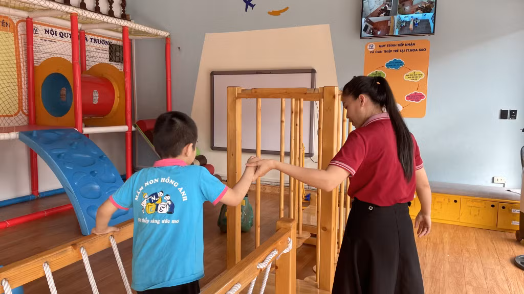 Nhân viên Trung tâm Hỗ trợ phát triển giáo dục hòa nhập Hoa Sao trị liệu cho trẻ tự kỷ.