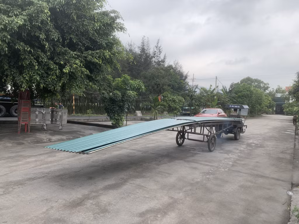 Xe tự chế lưu thông trên địa bàn TX Đông Triều. (Ảnh chụp 10h ngày 22/4/2024)