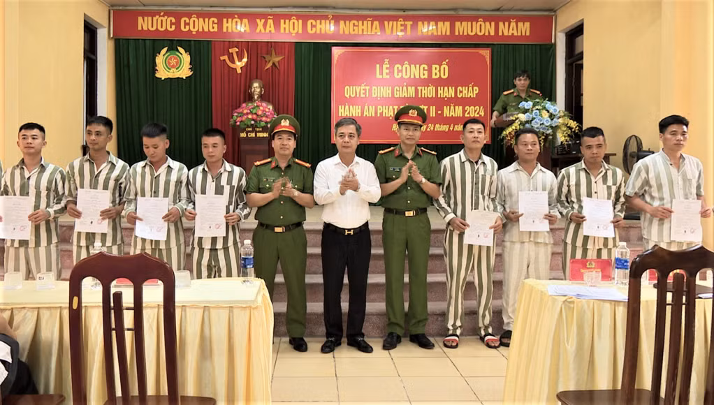 11 phạm nhân đủ điều kiện được nhận quyết định giảm hết thời gian chấp hành án phạt tù nhân dịp kỷ niệm ngày Giải phóng miền Nam, thống nhất đất nước 30/4, Quốc tế lao động 1/5 và 70 năm chiến thắng Điện Biên Phủ.