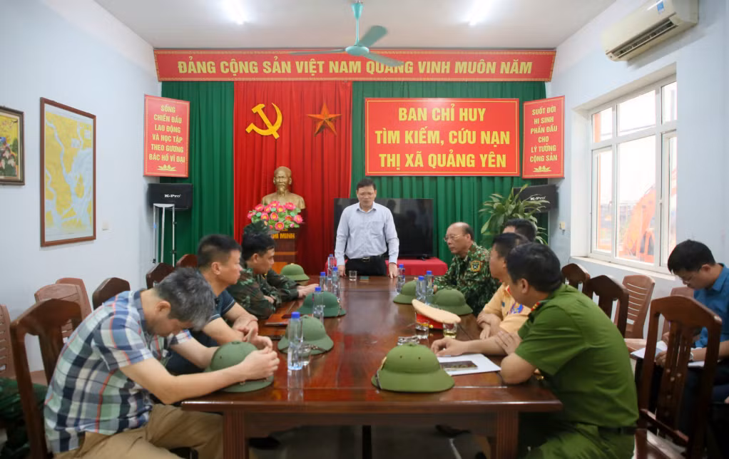 Đồng chí Nghiêm Xuân Cường, Phó Chủ tịch UBND tỉnh, Phó Trưởng ban Thường trực Ban chỉ huy PCTT và TKCN và phòng thủ dân sự tỉnh, chủ trì cuộc họp rút kinh nghiệm nhanh với BCH tìm kiếm cứu nạn TX Quảng Yên.