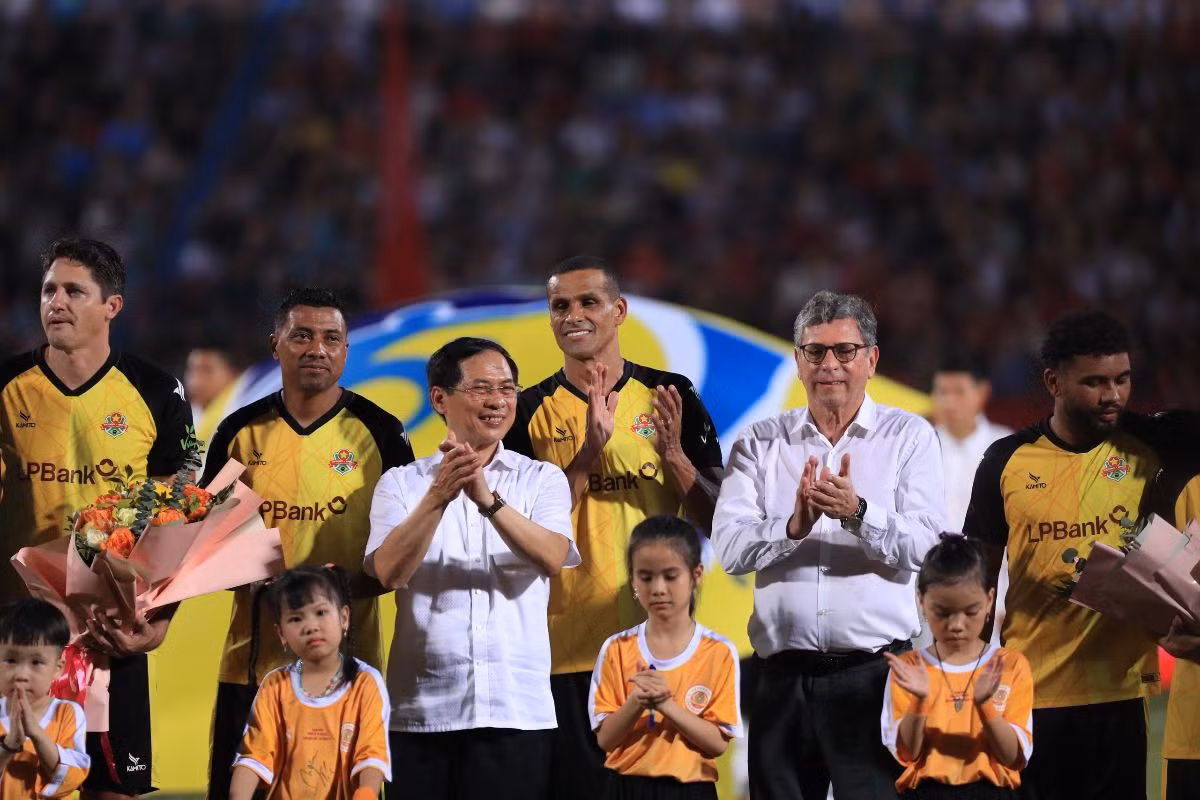 Rivaldo và dàn danh thủ Brazil phô diễn kĩ thuật trên sân Hàng Đẫy ảnh 1