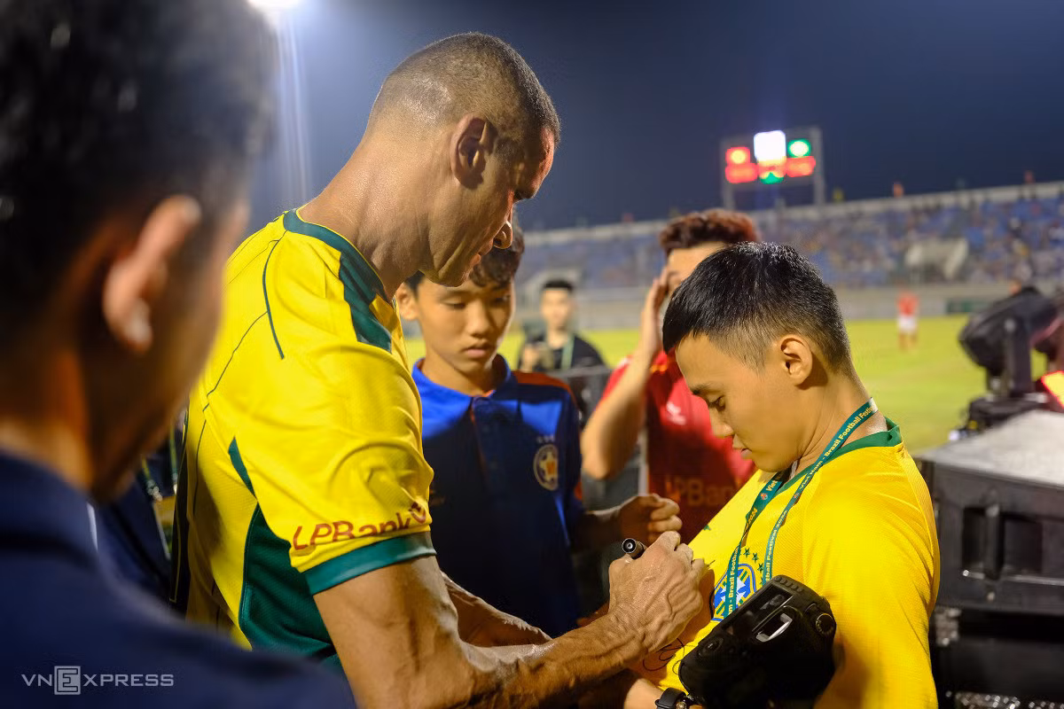Brazil đại thắng khi đối đầu các ngôi sao Việt Nam ảnh 11