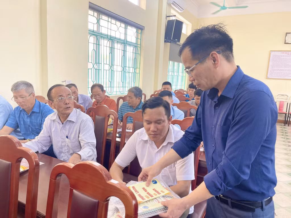 Phát trên 200 tờ rơi cho đại biểu tuyên truyền về một số quy định của pháp luật liên quan đến tảo hôn và hôn nhân cận huyết thống.