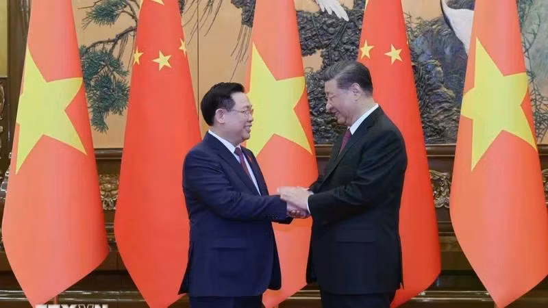 Chủ tịch Quốc hội Vương Đình Huệ hội kiến Tổng Bí thư, Chủ tịch nước Trung Quốc Tập Cận Bình tại Đại lễ đường Nhân dân, Thủ đô Bắc Kinh, Trung Quốc. Ảnh: TTXVN