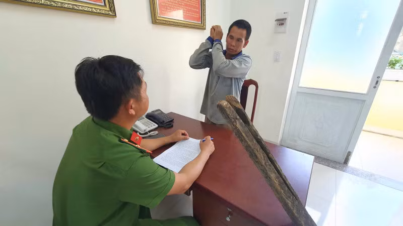 Y Phát Niê đang miêu tả lại hành động đánh chết anh trai.