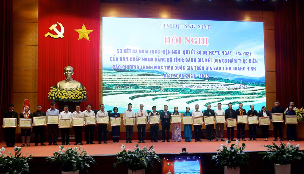 25 cá nhân có thành tích xuất sắc được nhận Bằng khen của UBND tỉnh.