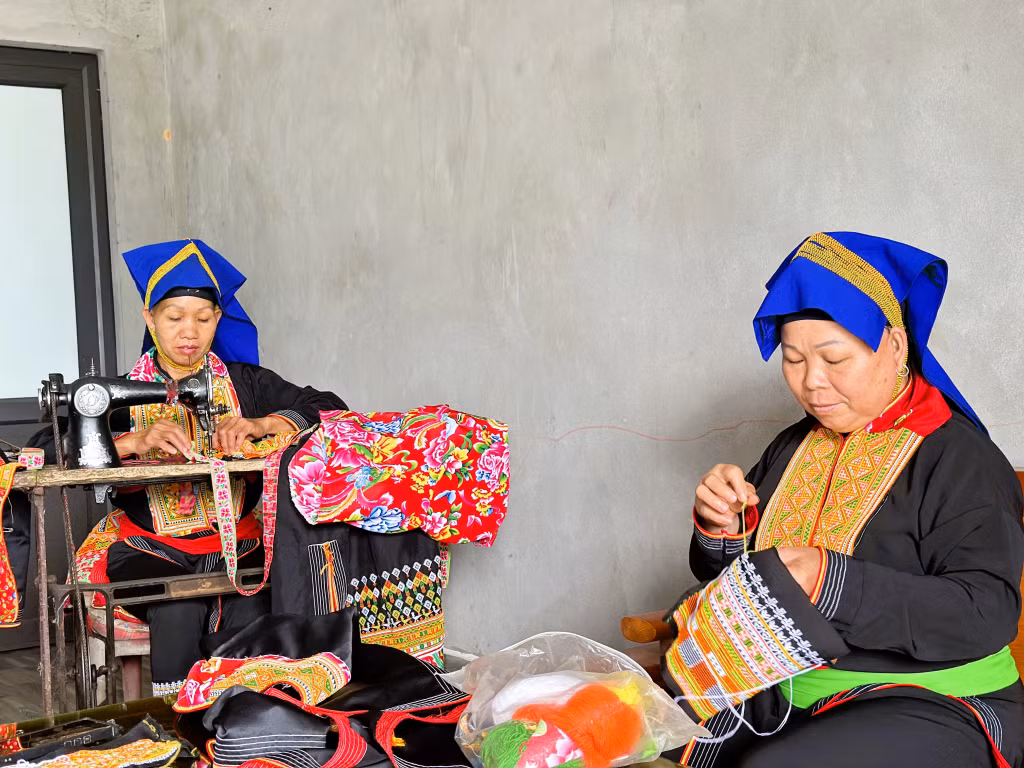 Phụ nữ Dao Thanh Y tại xã Đồn Đạc may trang phục truyền thống.