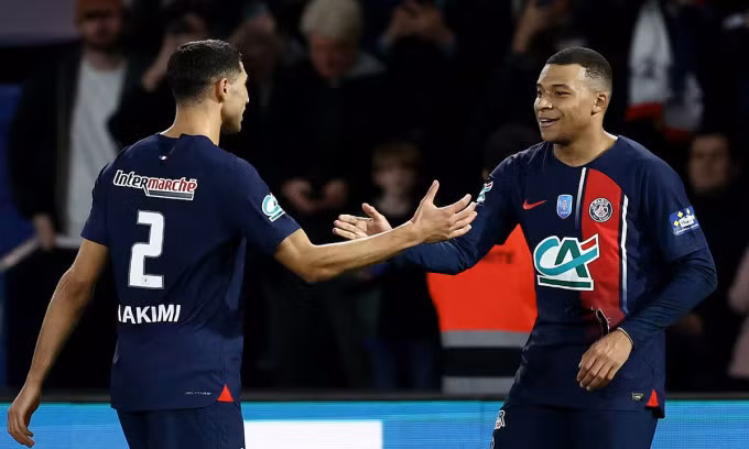 Mbappe (phải) mừng bàn với hậu vệ Achraf Hakimi trong trận PSG thắng Rennes 1-0 trên sân Parc des Princes, thành phố Paris, bán kết Cup Pháp tối 3/4/2024. Ảnh: Reuters