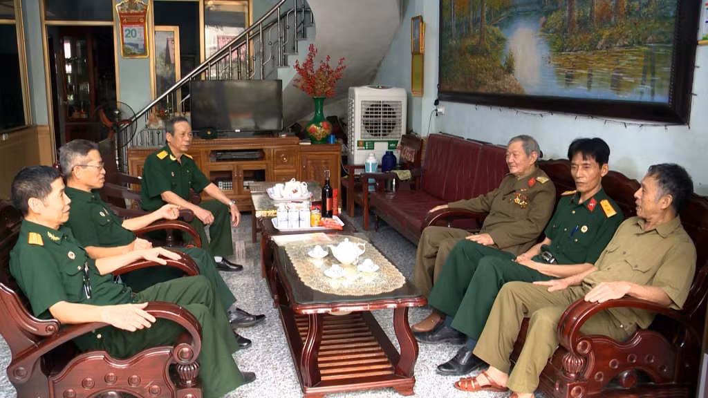 CCB Lê Thanh Nhật (trong cùng dãy bên phải) gặp gỡ các đồng đội tham gia chiến dịch Hồ Chí Minh.