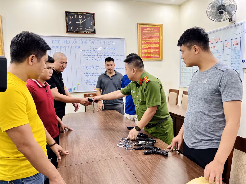 Cảnh sát hình sự (Công an TP Hạ Long) chuẩn bị công cụ, dụng cụ.