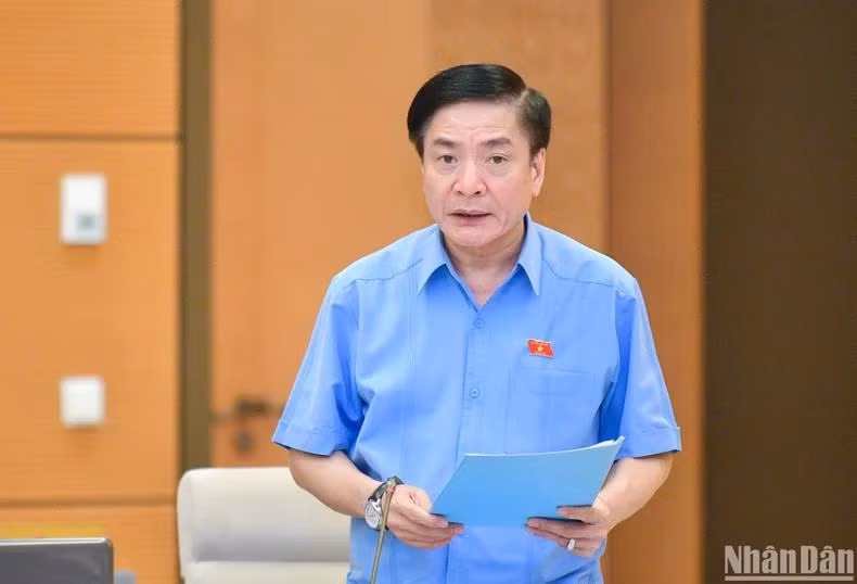 Tổng Thư ký Quốc hội, Chủ nhiệm Văn phòng Quốc hội Bùi Văn Cường báo cáo tại phiên họp. (Ảnh: DUY LINH)