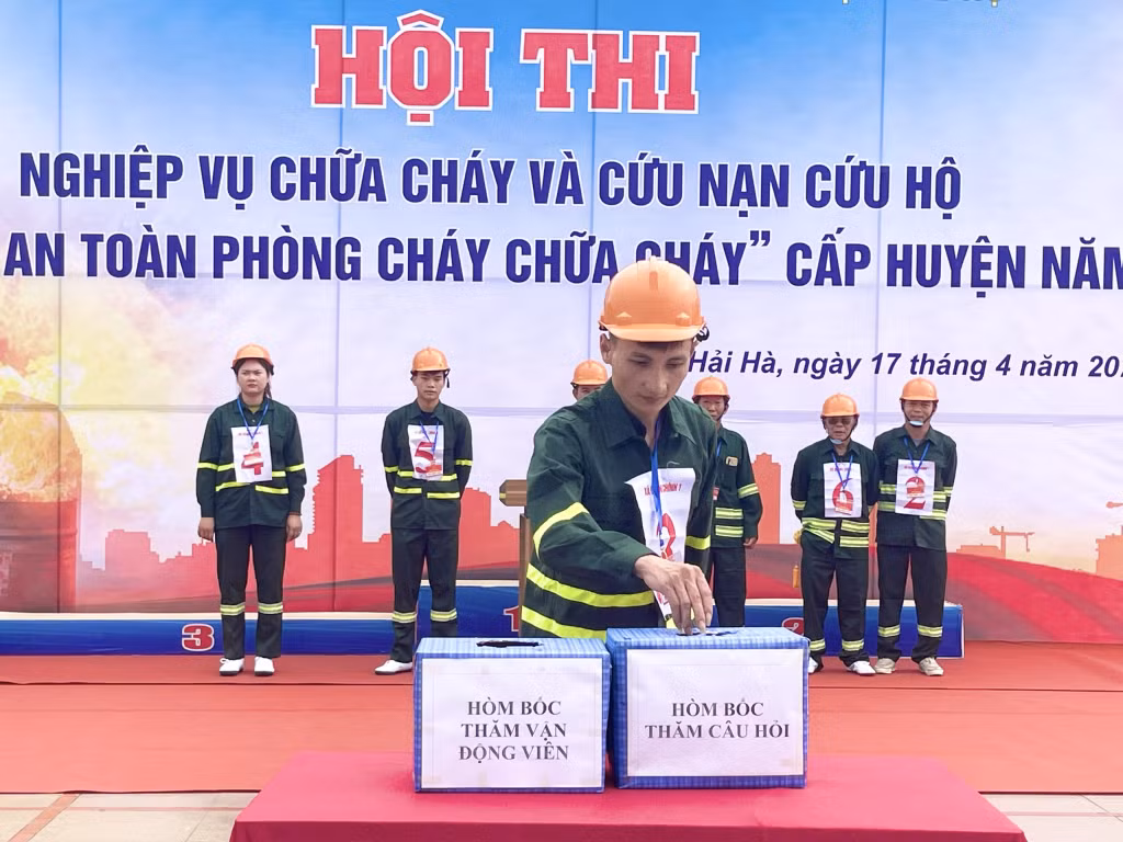 Các đội tham gia phần thi lý thuyết với những phần hỏi đáp về kiến thức PCCC và CNCH.