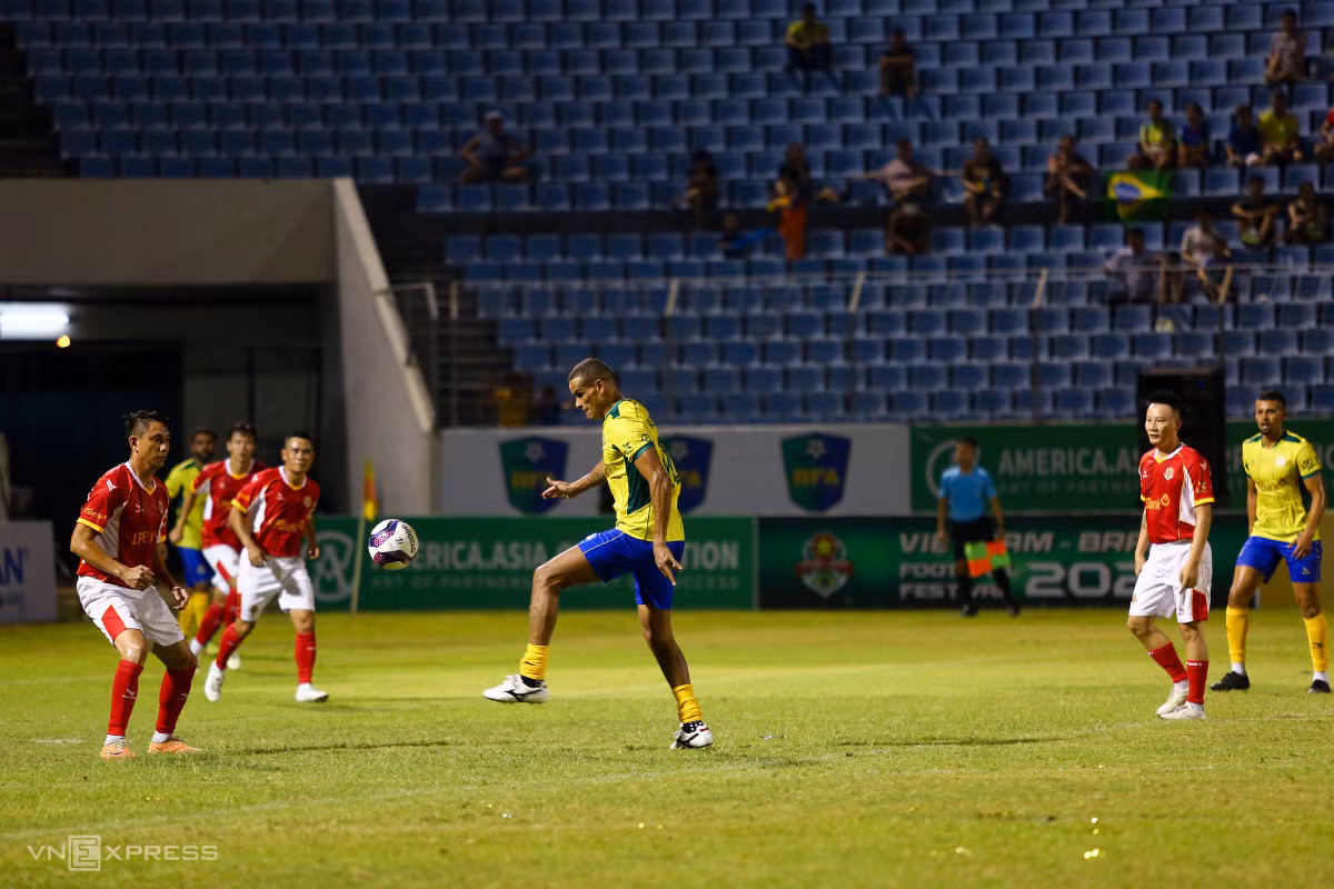 Brazil đại thắng khi đối đầu các ngôi sao Việt Nam ảnh 2