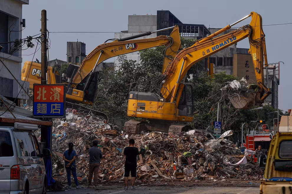 Máy móc đang dọn dẹp đống đổ nát ở Đài Loan sau trận động đất vào sáng 3/4 (Ảnh: Reuters).