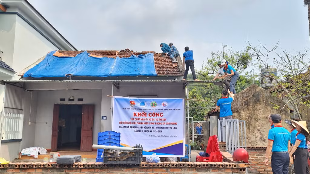 Đoàn viên thanh niên, CCB thành phố hỗ trợ gia đình tháo dỡ công trình.