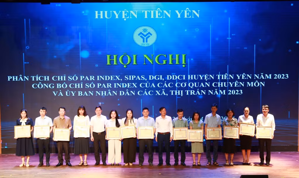 Lãnh đạo huyện Tiên Yên khen thưởng cho các cá nhân có thành tích.