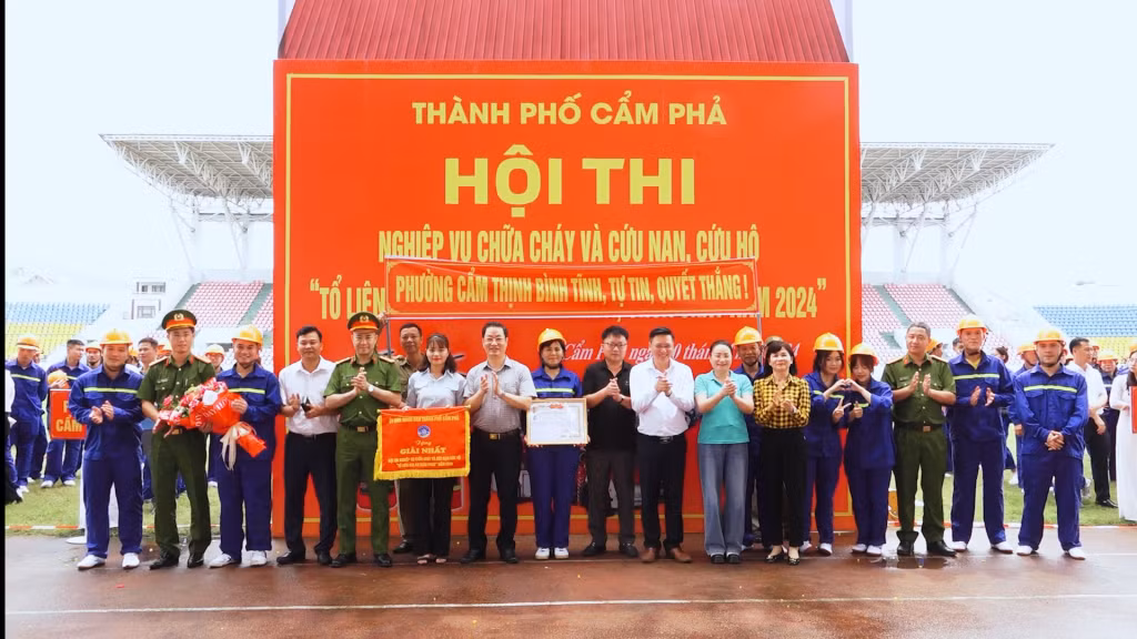 Các đồng chí lãnh đạo - Ban Tổ chức trao các giải cho các đội tuyển xuất sắc.
