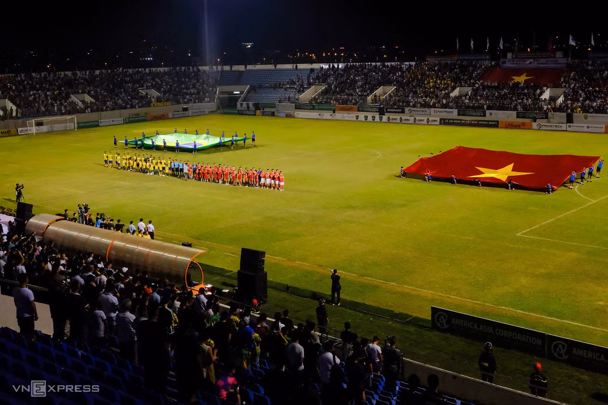 Brazil đại thắng khi đối đầu các ngôi sao Việt Nam ảnh 1