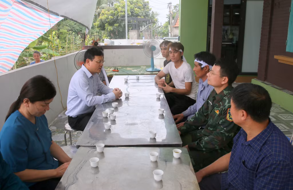 Đồng chí Phó Chủ tịch UBND tỉnh và đại diện lãnh đạo TX Quảng Yên động viên, chia sẻ nỗi đau mất người thân với gia đình chị Dương Thị Cường.