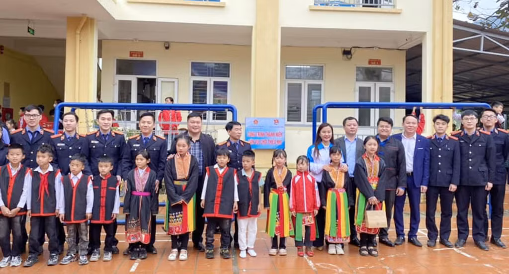 Thành đoàn Hạ Long trao công trình sân chơi cho các em học sinh Trường TH&THCS Đồng Lâm I, 