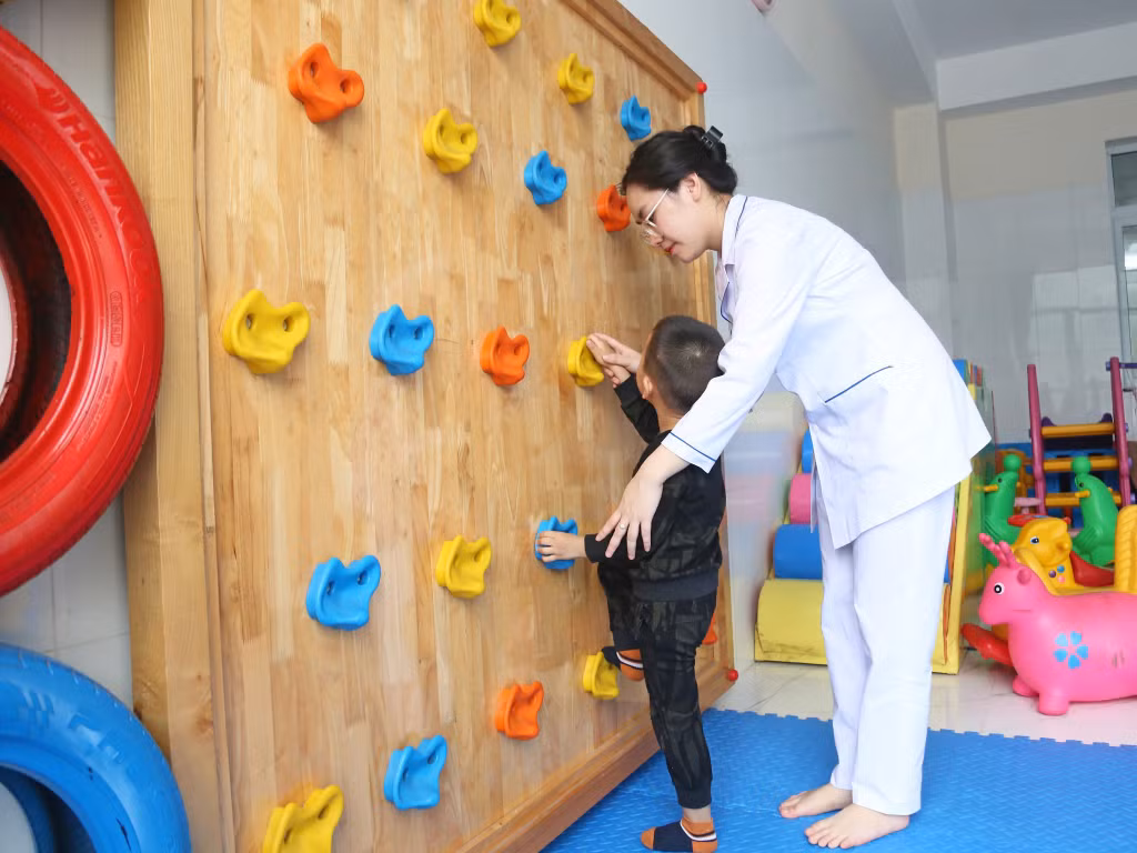 Hoạt động trị liệu cho trẻ tại Khoa Tâm lý trị liệu (Bệnh viện Lão khoa - Phục hồi chức năng tỉnh).